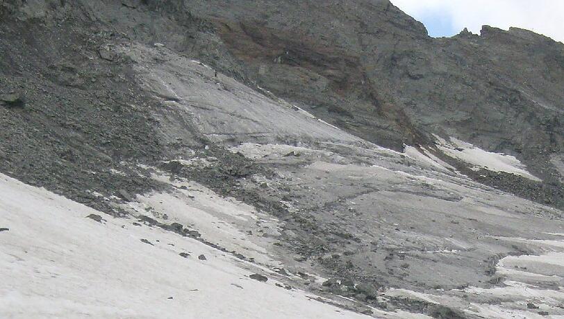 Er hatte den Mann am Mittag selbst mit Kollegen per Flaschenzug aus der rund 20 Meter tiefen Spalte geborgen. Der Mann, der allein unterwegs war, sei vergangenen Mittwoch um 7.30 Uhr von der Hütte Westfalenhaus in den Stubaier Alpen in Tirol Richtung Gletscher gestartet, bestätigte der Hüttenwirt der dpa. Er hatte den Mann am Mittag selbst mit Kollegen per Flaschenzug aus der rund 20 Meter tiefen Spalte geborgen. Der Mann, der allein unterwegs war, sei vergangenen Mittwoch um 7.30 Uhr von der Hütte Westfalenhaus in den Stubaier Alpen in Tirol Richtung Gletscher gestartet, bestätigte der Hüttenwirt der dpa.