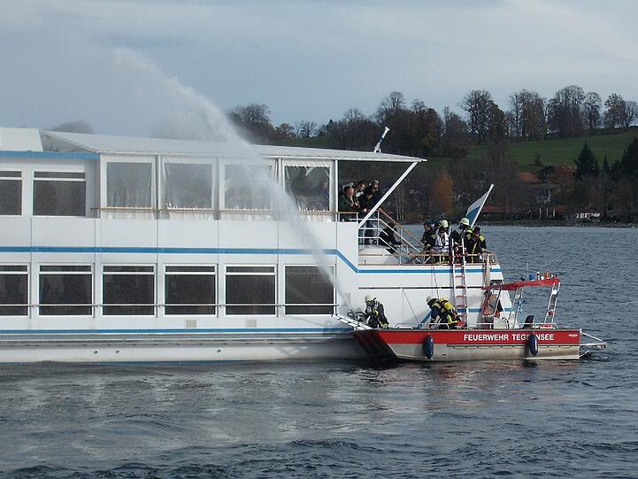 Vermeintlich dramatische Szenen gab es am Samstag bei einer Notfallübung am Tegernsee zu sehen - die Bilder.