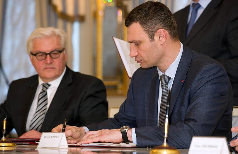 Auch Oppositionspolitiker Vitali Klitschko unterschreibt das Abkommen.