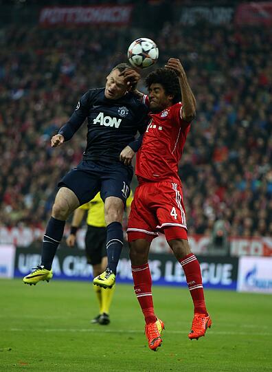 DANTE: NOTE 2.
Bekam von Wayne Rooney früh eins auf die Locken. Leichte Probleme in der Luft gegen Welbeck, am Boden souverän.