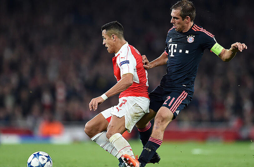 Das Hinspiel verloren die Bayern mit 0:2 - hier versucht Kapitän Philipp Lahm, Arsenals Alexis Sanchez den Ball abzuluchsen.