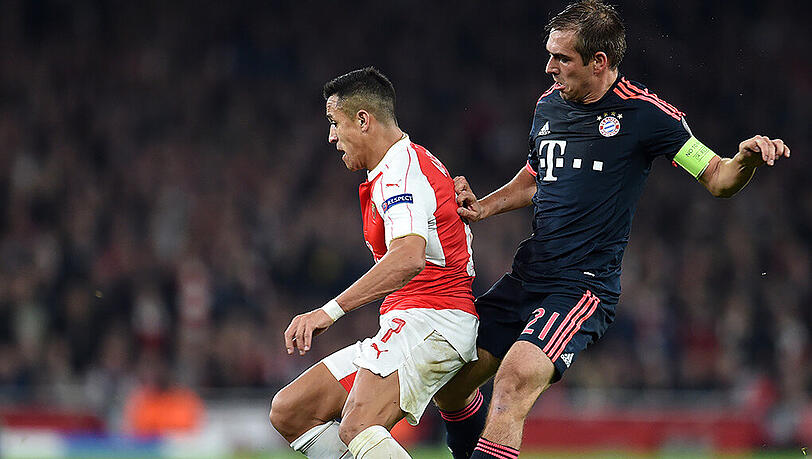 Das Hinspiel verloren die Bayern mit 0:2 - hier versucht Kapitän Philipp Lahm, Arsenals Alexis Sanchez den Ball abzuluchsen. Das Hinspiel verloren die Bayern mit 0:2 - hier versucht Kapitän Philipp Lahm, Arsenals Alexis Sanchez den Ball abzuluchsen.