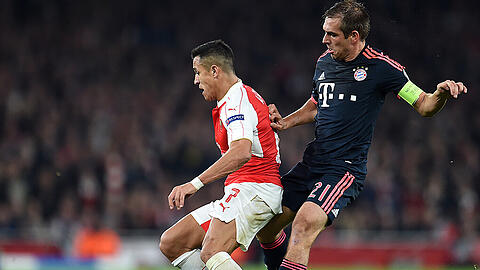 Das Hinspiel verloren die Bayern mit 0:2 - hier versucht Kapitän Philipp Lahm, Arsenals Alexis Sanchez den Ball abzuluchsen.