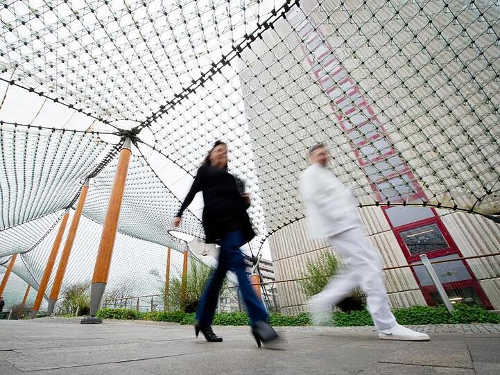 Der Eingang des Röhn Klinikums in Bad Neustadt an der Saale. Foto: David Ebener/dpa/Archivbild