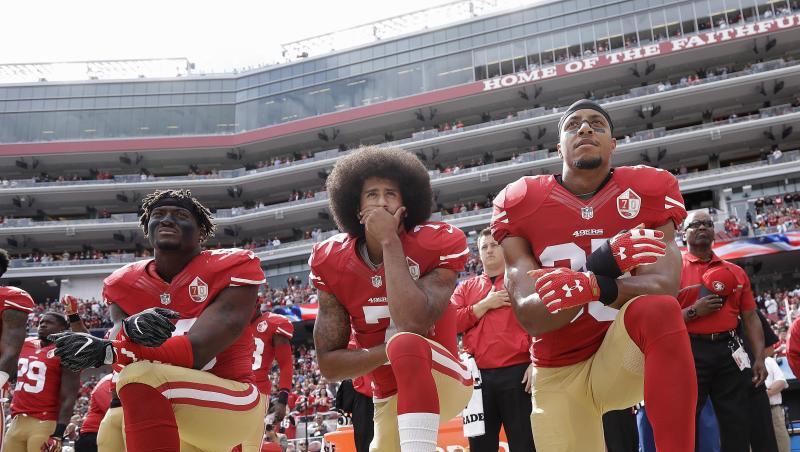 Donald Trump wetterte gegen Spieler, die während der Hymne aus Protest auf die Knie gingen. Donald Trump wetterte gegen Spieler, die während der Hymne aus Protest auf die Knie gingen.