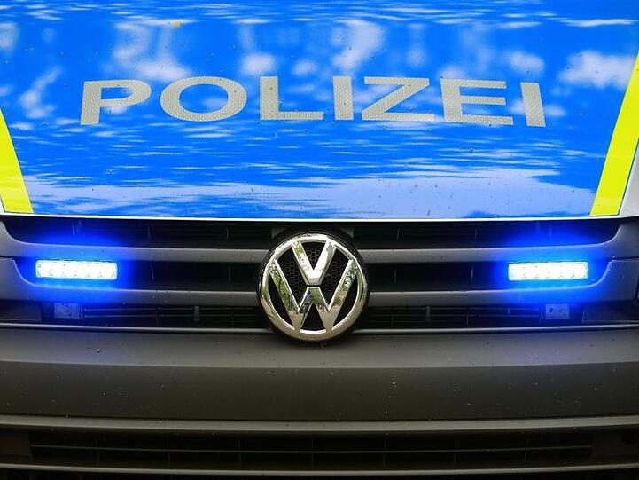 Ein Fahrzeug der Polizei ist im Einsatz. Foto: Jens Wolf/zb/dpa/Symbolbild