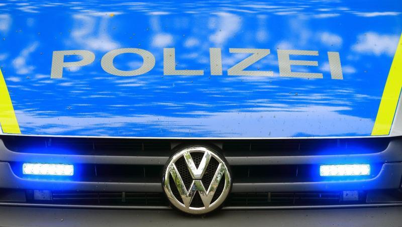 Ein Fahrzeug der Polizei ist im Einsatz. Foto: Jens Wolf/zb/dpa/Symbolbild Ein Fahrzeug der Polizei ist im Einsatz. Foto: Jens Wolf/zb/dpa/Symbolbild