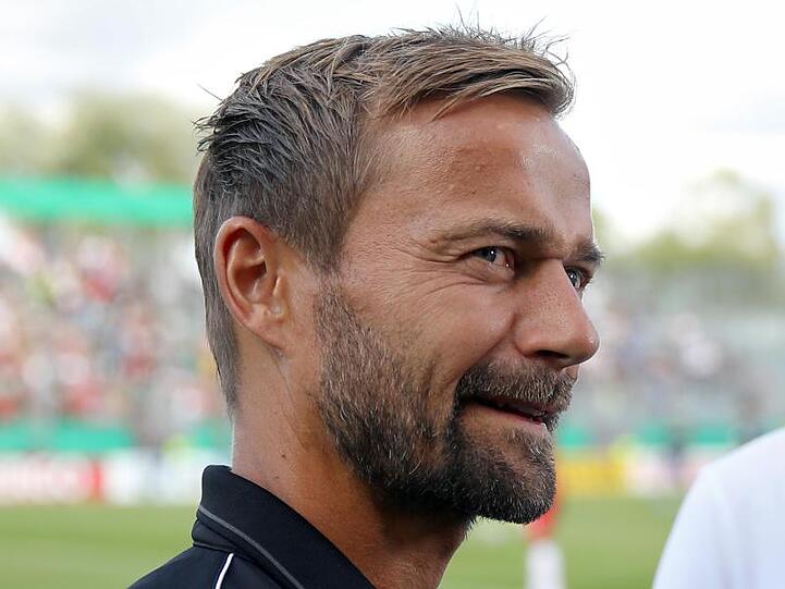 Michael Schiele vor Spielbeginn. Foto: Daniel Karmann/dpa/Archivbild