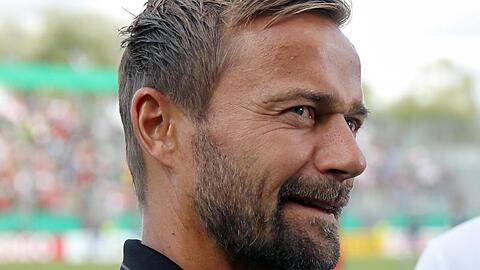 Michael Schiele vor Spielbeginn. Foto: Daniel Karmann/dpa/Archivbild