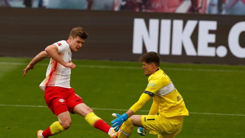 Der Ball von Leipzigs Stürmer Alexander Sörloth wird von Stuttgarts Torwart Gregor Kobel abgewehrt.