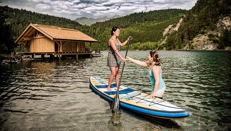 Stand Up Paddling auf dem hoteleigenen Badesee. Stand Up Paddling auf dem hoteleigenen Badesee.