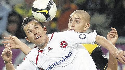 Anspielstation, Retter auf der Linie, Vorbereiter, torgefährlich: Der Ex-Dortmunder Jan Koller war gegen den BVB, hier Mats Hummels, am Freitagabend &bdquo;Mister Überall&ldquo;. Foto: dpa