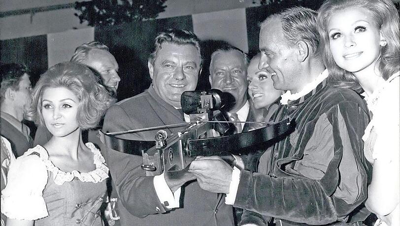 Wein-Trinker Franz Josef Strauß nutzte die Wiesn für gute Publicity: Hier 1967 beim Armbrustschießen – unterstützt von Assistentinnen der ZDF-Show "Der goldene Schuss". Wein-Trinker Franz Josef Strauß nutzte die Wiesn für gute Publicity: Hier 1967 beim Armbrustschießen – unterstützt von Assistentinnen der ZDF-Show "Der goldene Schuss".