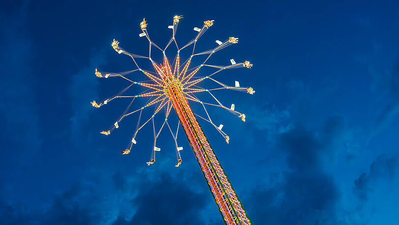 Der Bayern Tower ist 90 Meter hoch.
