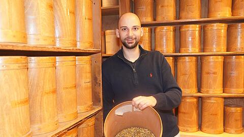 Das Holzinventar und die Produkte des "Kr&auml;uterparadies" nimmt Mark B&auml;umler mit nach Marktl. Dort bieten er und seine Eltern Sabine und Dirk B&auml;umler eine telefonische Beratung an.