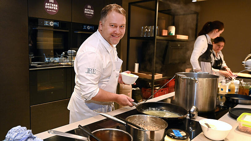 Sternekoch Anton Schmaus bei der Arbeit am Herd. Er kreiert auch Essen f&uuml;r die DFB-Elf.