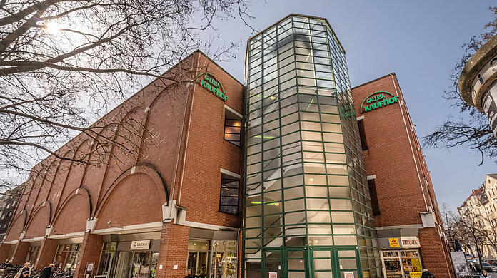 Die Galeria-Filiale am Rotkreuzplatz in Neuhausen: Der neue Eigentümer OFB will an dem Standort neu bauen. Büros, Wohnungen und Hotelflächen sollen entstehen, auch rund 6000 Quadratmeter Einzelhandelsflächen sind geplant. Die Galeria-Filiale am Rotkreuzplatz in Neuhausen: Der neue Eigentümer OFB will an dem Standort neu bauen. Büros, Wohnungen und Hotelflächen sollen entstehen, auch rund 6000 Quadratmeter Einzelhandelsflächen sind geplant.