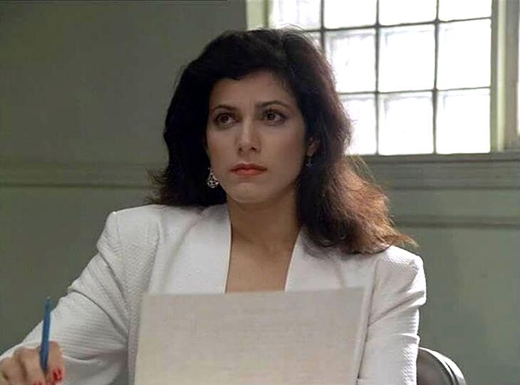 Gina Calabrese (Saundra Santiago) war eine taffe Ermittlerin im "Miami Vice"-Team, die als Undercover-Agentin oft riskante Rollen spielte, um Kriminelle zu &uuml;berf&uuml;hren.