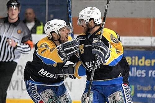 &bdquo;Er ist unser Emotions-Leader&ldquo;: Trainer Pat Cortina über Stürmer Dylan Gyori (l.), hier mit David Wrigley .
