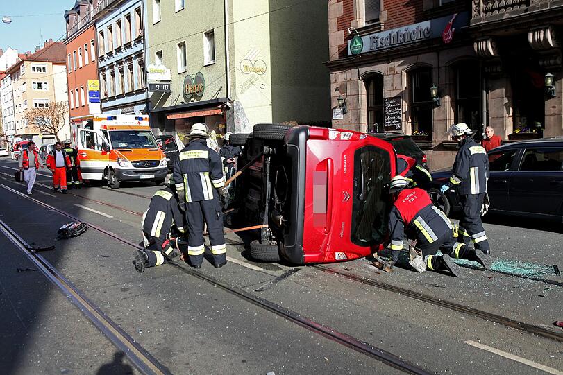 Nach dem Zusammenprall und dem Flug durch die Pirckheimerstraße blockiert der rote Citroen den Verkehr und die Straßenbahn.