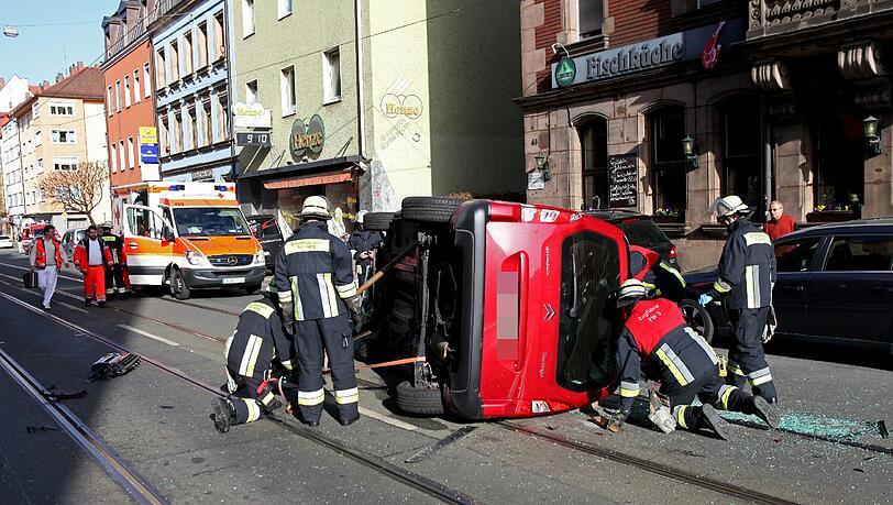 Nach dem Zusammenprall und dem Flug durch die Pirckheimerstraße blockiert der rote Citroen den Verkehr und die Straßenbahn. Nach dem Zusammenprall und dem Flug durch die Pirckheimerstraße blockiert der rote Citroen den Verkehr und die Straßenbahn.