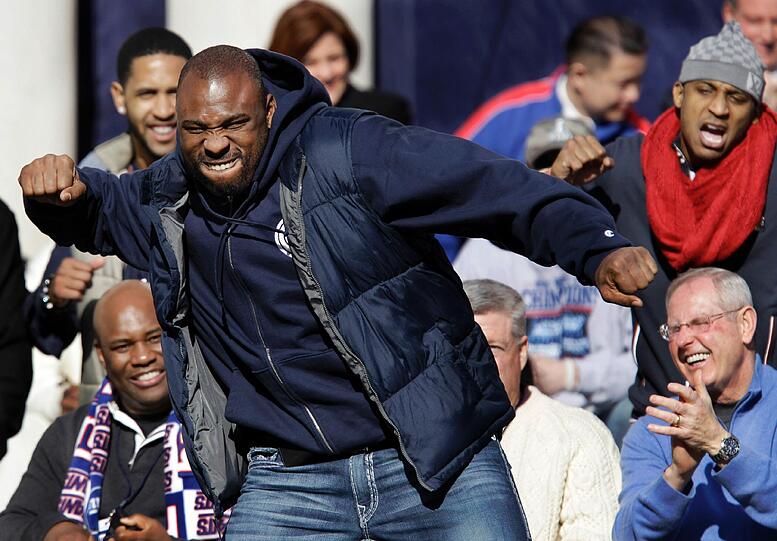 Runningback Brandon Jacobs freut sich riesig über den Sieg seiner Mannschaft.