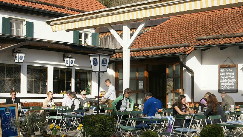 Wenn’s (zu) heiß wird, wird die Doppelmarkise ausgefahren: Der Garten des Bruckenfischer in Dürnstein/Egling. Wenn’s (zu) heiß wird, wird die Doppelmarkise ausgefahren: Der Garten des Bruckenfischer in Dürnstein/Egling.