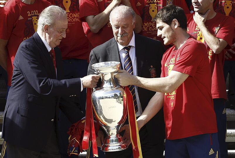 Seine Majestät lobte die Arbeit der Mannschaft und 
besonders des Nationaltrainers Vicente del Bosque
    in den höchsten Tönen. Im Gegenzug erhielt er von Kapitän 
Casillas ein Trikot der Nationalhelden überreicht.