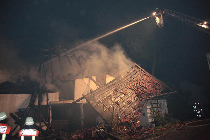 Feuerwehreinsatz in der Nacht zum Dienstag in Heldenstein: Ein Blitzschlag hat das Anwesen in Brand gesetzt. Es entstand ein Schaden in Höhe von einer halben Million Euro. Die Bilder vom Einsatz...
