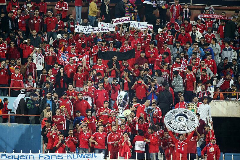 ... auch viele Bayern Fans sitzen auf den Rängen.