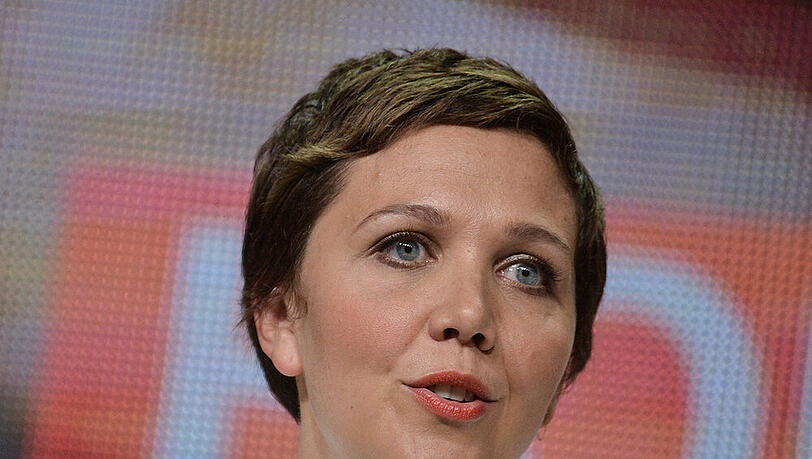 Maggie Gyllenhaal kann die Finger einfach nicht von den Glimmstängeln lassen Maggie Gyllenhaal kann die Finger einfach nicht von den Glimmstängeln lassen