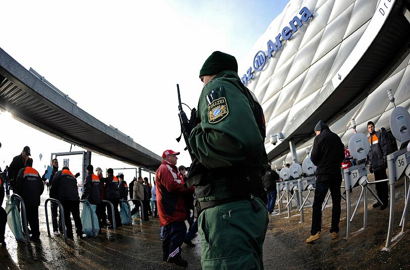 Hunderte Einsatzkräfte sollen am Dienstagabend in der Allianz Arena "gut sichtbar" im Einsatz sein.