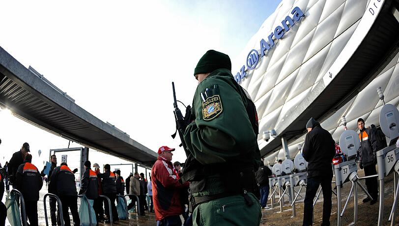 Hunderte Einsatzkräfte sollen am Dienstagabend in der Allianz Arena "gut sichtbar" im Einsatz sein. Hunderte Einsatzkräfte sollen am Dienstagabend in der Allianz Arena "gut sichtbar" im Einsatz sein.