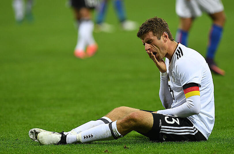 Länderspiel Italien gegen Deutschland: Thomas Müller am Boden.