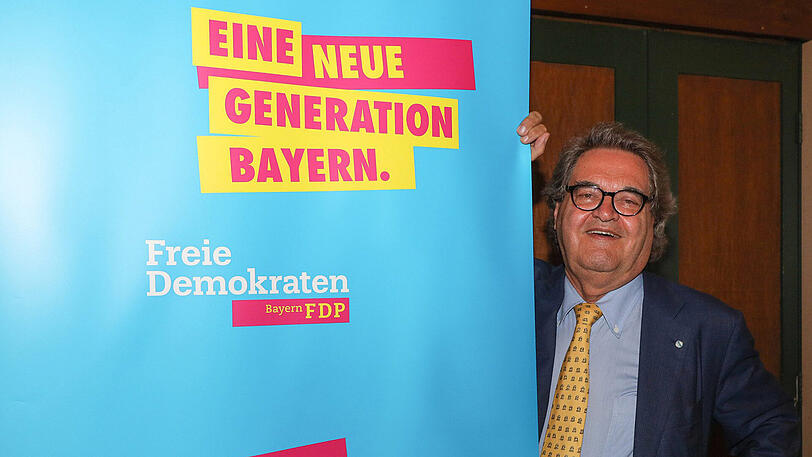 "Eine neue Generation Bayern": Helmut Markwort vor einer FDP-Plakatwand im Weißbräu in Deisenhofen.
