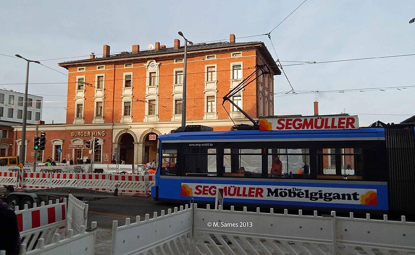 Endlich! Die Tram erreicht den Pasinger Bahnhof.