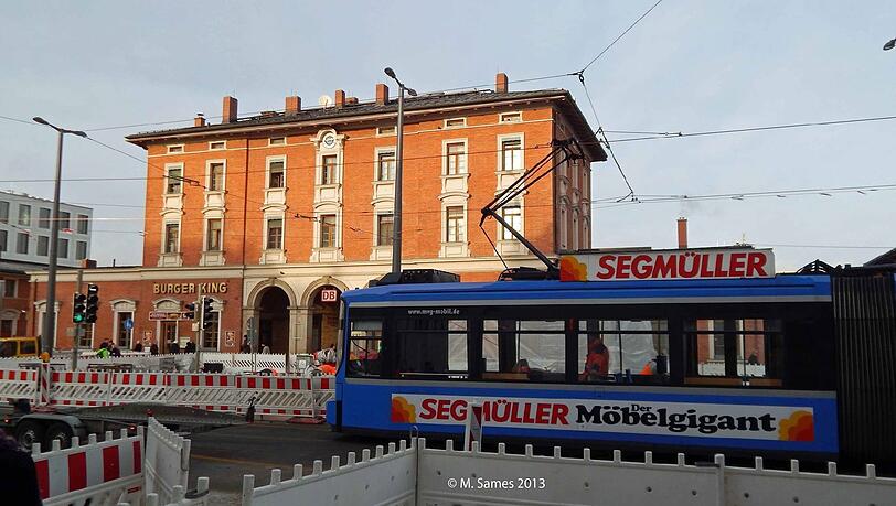 Endlich! Die Tram erreicht den Pasinger Bahnhof. Endlich! Die Tram erreicht den Pasinger Bahnhof.