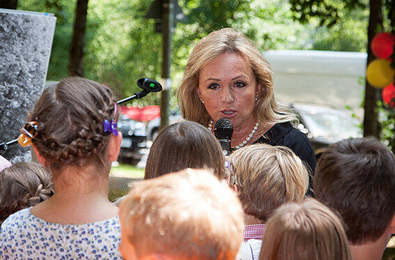 Konsulin Marian Schulz motiviert die Kinder.