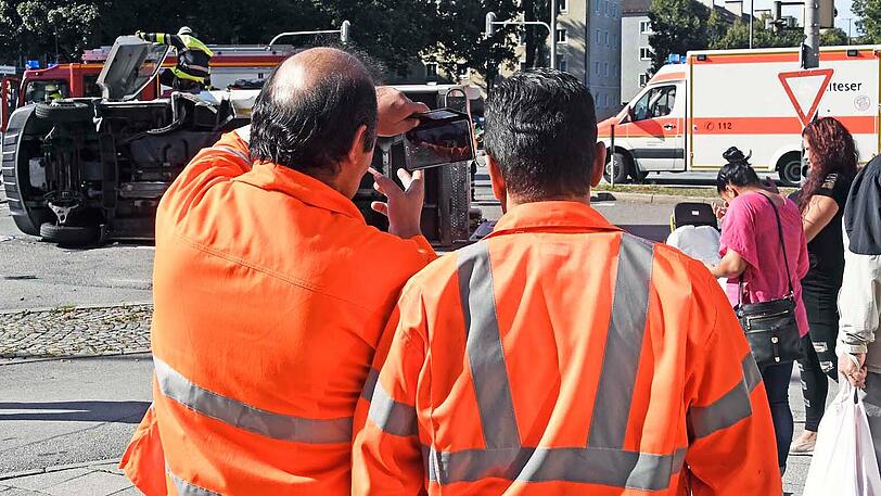 Sechs Menschen wurden bei dem Zusammenstoß verletzt, Augenzeugen eilten sofort zur Hilfe herbei.