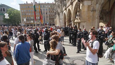 Am Marienplatz demonstrierten Tausende gegen die Corona-Maßnahmen. Die Polizei war vor Ort und sprach von 3.000 Teilnehmern in der Spitze.