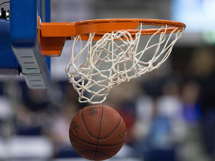 Ein Basketball geht in den Korb. Foto: Lukas Schulze/dpa/Symbolbild