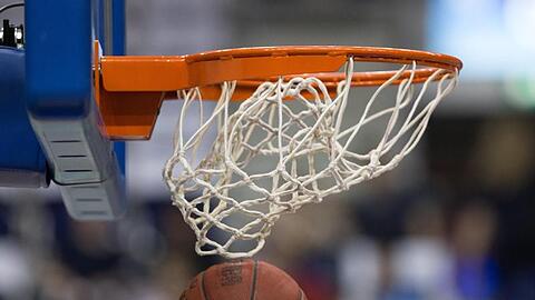 Ein Basketball geht in den Korb. Foto: Lukas Schulze/dpa/Symbolbild