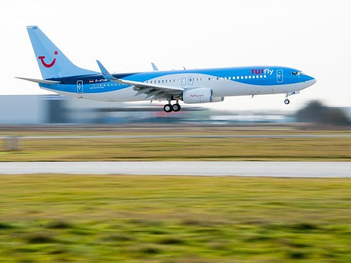 Flugzeug der Fluggesellschaft Tuifly überfliegt eine Landebahn. Foto: Julian Stratenschulte/Archivbild