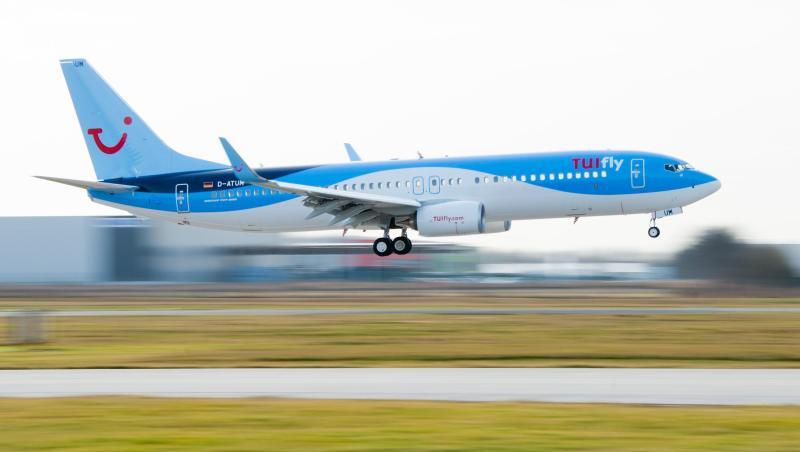 Flugzeug der Fluggesellschaft Tuifly überfliegt eine Landebahn. Foto: Julian Stratenschulte/Archivbild Flugzeug der Fluggesellschaft Tuifly überfliegt eine Landebahn. Foto: Julian Stratenschulte/Archivbild