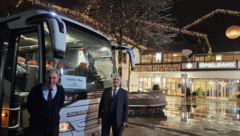 Zusammen im Einsatz für die Casino-Besucher: Busfahrer Thomas und Hans Echter, Saalleiter der Spielbank Garmisch-Partenkirchen, vor dem „Casino-Blitz“.