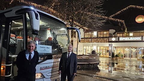 Zusammen im Einsatz für die Casino-Besucher: Busfahrer Thomas und Hans Echter, Saalleiter der Spielbank Garmisch-Partenkirchen, vor dem „Casino-Blitz“.