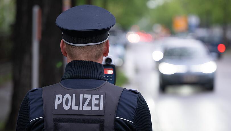 In der Nacht von Freitag auf Samstag (29. März) führte die Polizei an der Ingolstädter Straße Geschwindigkeitsmessungen durch. (Symbolbild)