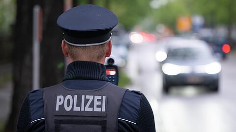 In der Nacht von Freitag auf Samstag (29. März) führte die Polizei an der Ingolstädter Straße Geschwindigkeitsmessungen durch. (Symbolbild)