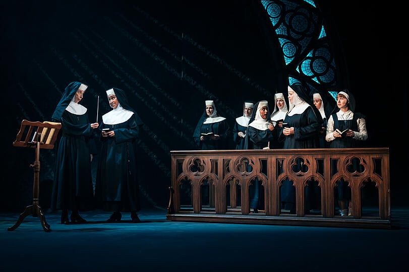 Der achtfache Oscar-Preistr&auml;ger Alan Menken (u.a. Disneys Aladdin und Disneys Die Sch&ouml;ne und das Biest) fegt mit mitrei&szlig;enden Show-Nummern den Staub von den Gesangb&uuml;chern und rei&szlig;t das Publikum bei "Sister Act" aus den Sitzen.