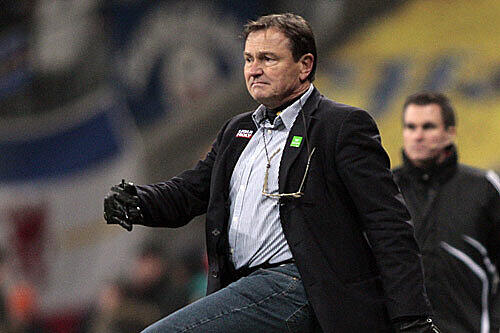 Ewald Lienen weiß, dass die finanzielle Situation nicht so rosig ist, als dass er seinen Kader komplett zusammenhalten könnte.